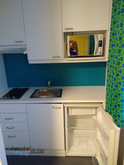 ... a small kitchenette ...